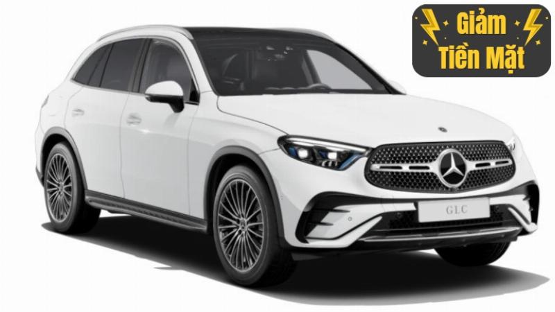 Hình ảnh một người đang lái chiếc ô tô điện trên đường cao tốc hoặc con đường vắng, thể hiện sự êm ái, mượt mà và tầm nhìn thoáng đãng từ màn hình lớn hoặc head-up display